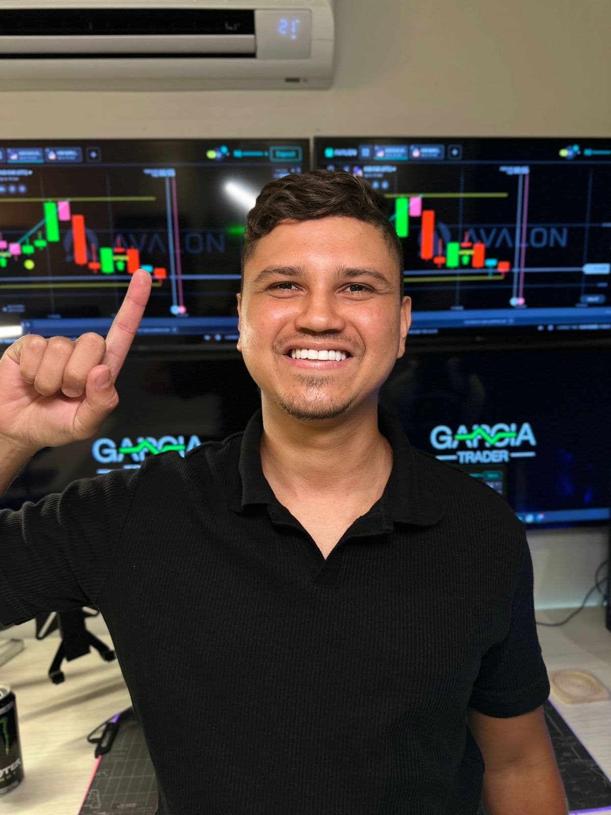 Garcia Trader frente a la pantalla de operaciones